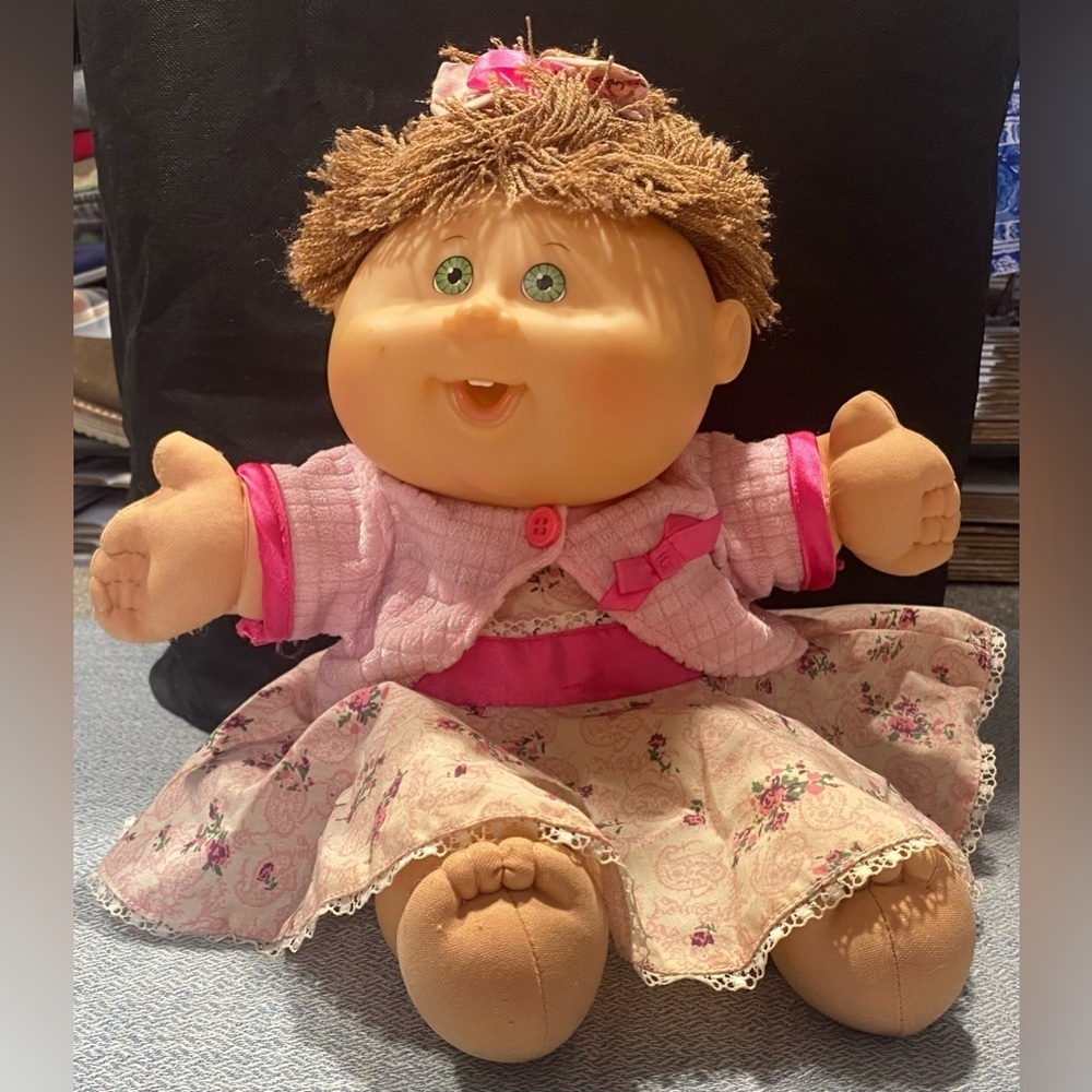 Cabbage Patch Kid Doll
Vintage 2004
Soft Body
brown hair, blue eyes, pink dress